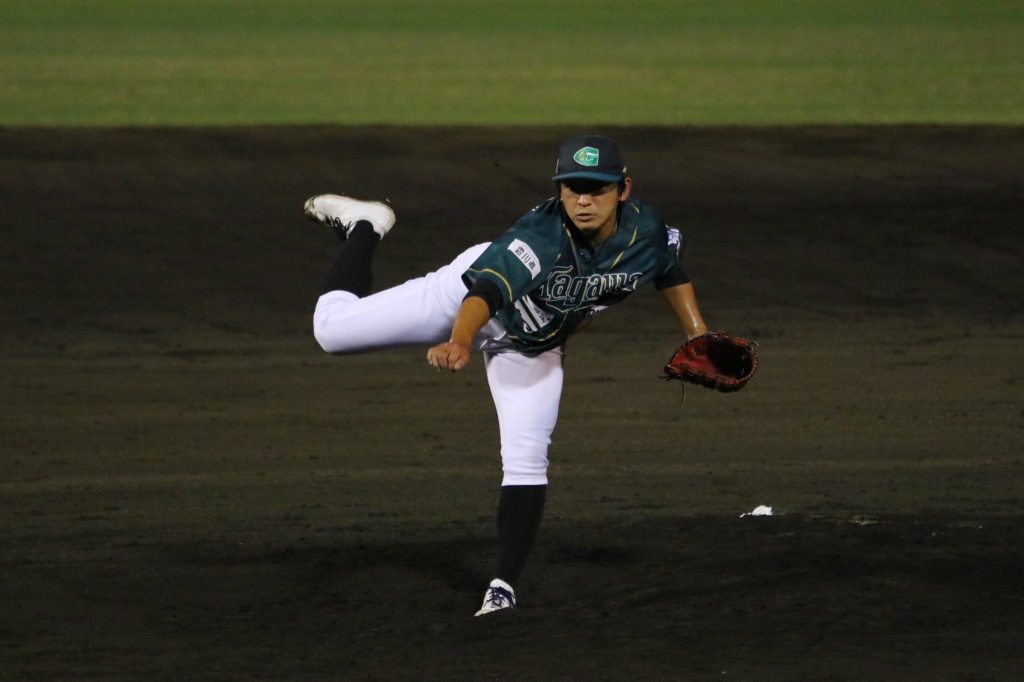 香川オリーブガイナーズで野球をする岡本
