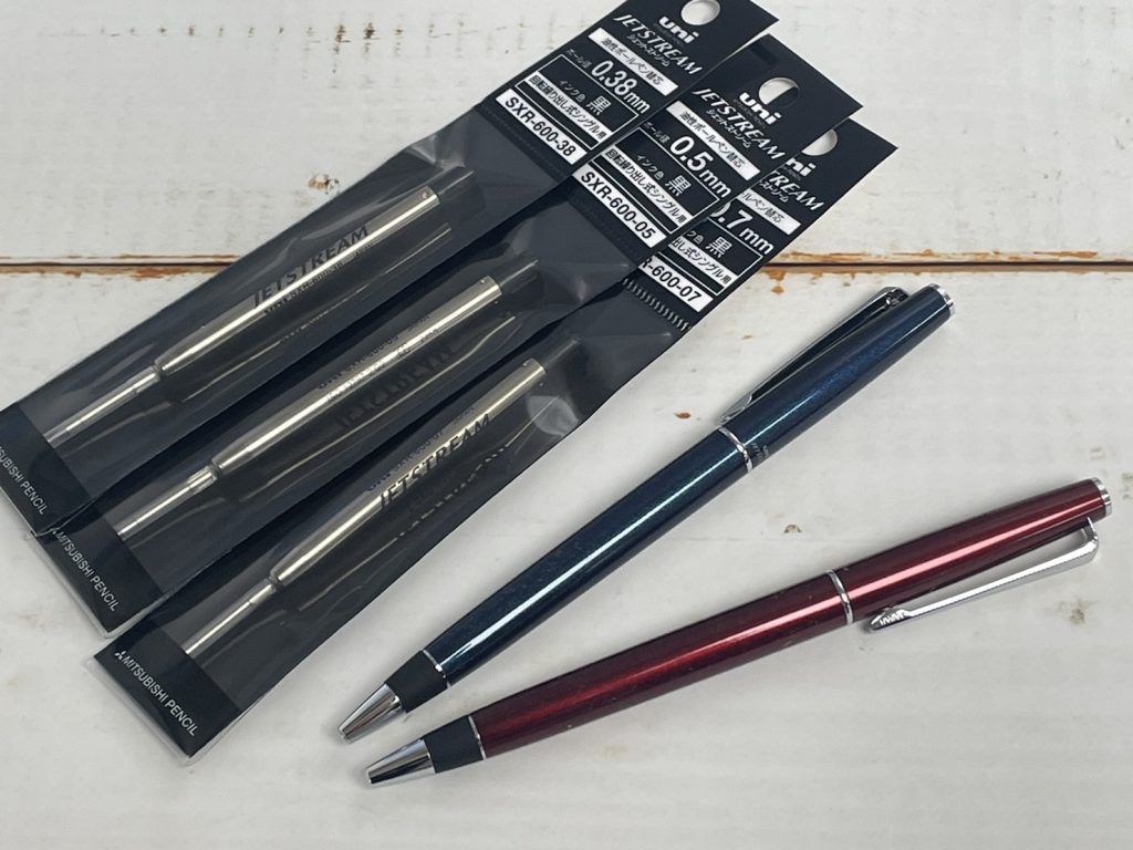 ジェットストリームプライム回転式単色ペンには、SXR-600の替え芯が入っています。
