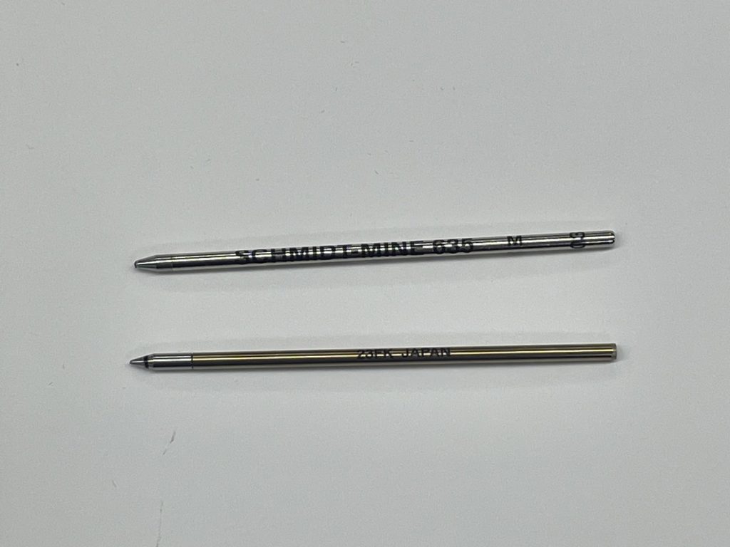 上：スワロフスキーボールペンの初期装填芯
下：SXR-200ジェットストリーム替え芯