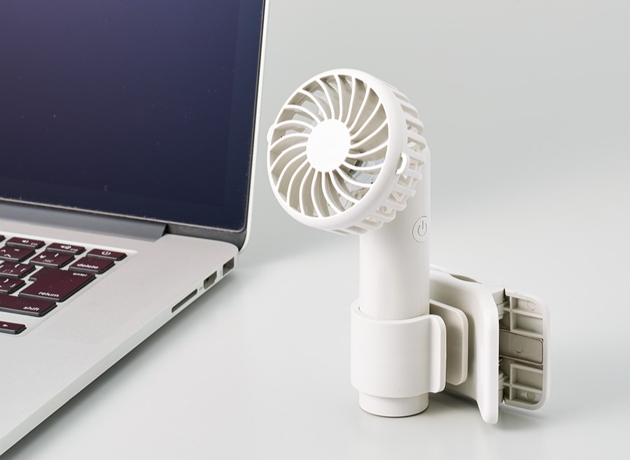 日傘に付けられる名入れハンディファンは自立もできます。
