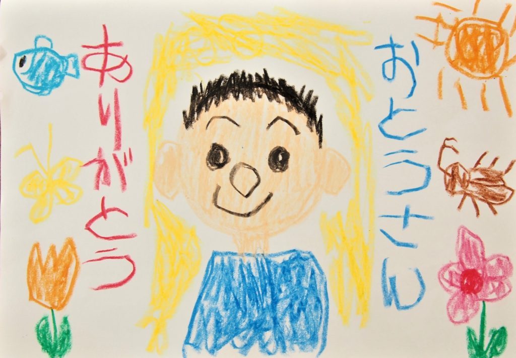 子供が描いたようで大人が描いているクレヨンの絵。この絵をスキャナなしでマグカップにしてみます。
