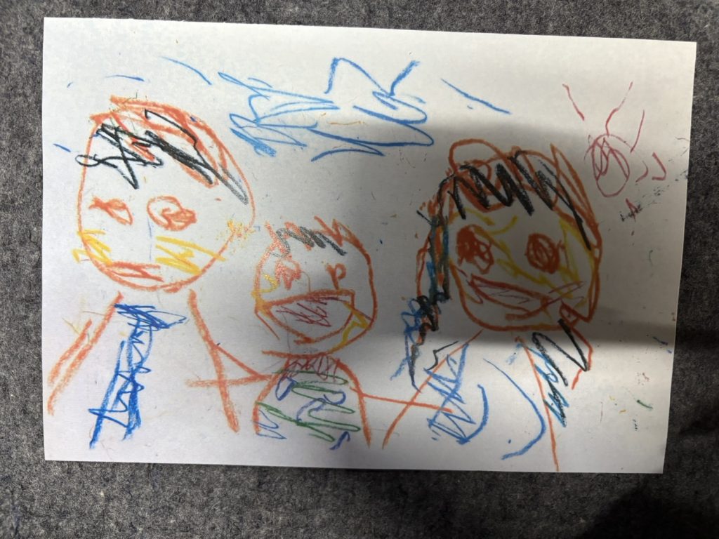 こんな感じのクレヨンで描いた絵もかなり影が映りこんじゃってるので、これを消していきます。