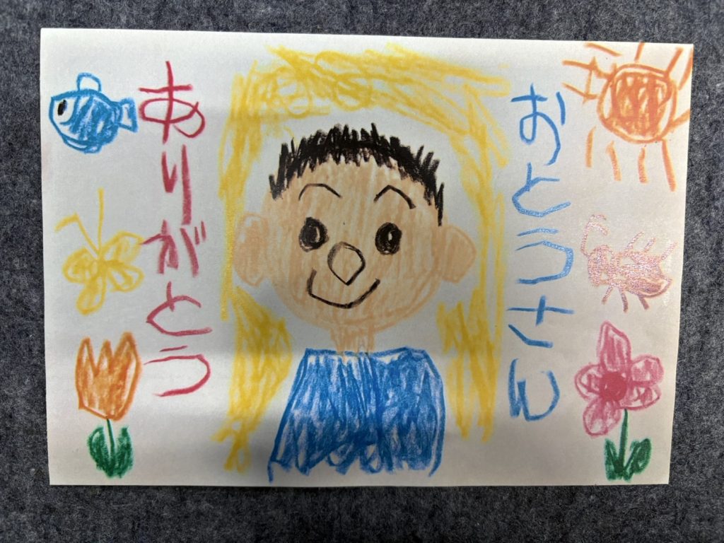 子供が描いた絵をスキャナがないのでスマホで撮影すると、影が出たり光ったり、ゆがんだりと事故がおこります。それを補正していきます。